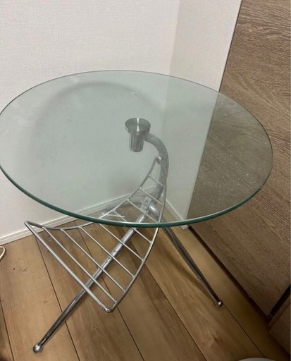 ガラステーブル　インテリア