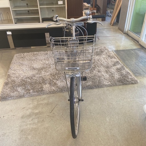 A2504-392 配送不可 BRLDGESTONE ギア付き 自転車 アルベルト シルバー 27インチ 前カゴ付き 鍵付き 動作確認済み タイヤの空気がありません。 パンクの確認や空気入れのサービス等は行なっておりません。キズ汚れ有り A2504-392 配送 BRLDGESTONE ギア付き 自転車 アルベルト シルバー 27