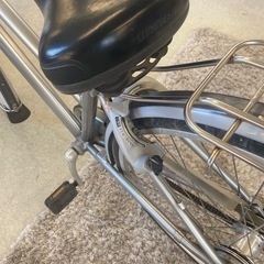 A2504-392 配送不可 BRLDGESTONE ギア付き 自転車 アルベルト シルバー 27インチ 前カゴ付き 鍵付き 動作確認済み タイヤの空気がありません。 パンクの確認や空気入れのサービス等は行なっておりません。キズ汚れ有りの画像