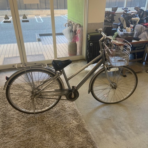 A2504-392 配送不可 BRLDGESTONE ギア付き 自転車 アルベルト シルバー 27インチ 前カゴ付き 鍵付き 動作確認済み タイヤの空気がありません。 パンクの確認や空気入れのサービス等は行なっておりません。キズ汚れ有り