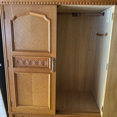 【お気に入り】だけで取り引き全く無いですが12/31(水)取り引き希望　昔の大きなタンスの画像