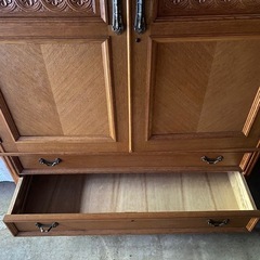 【お気に入り】だけで取り引き全く無いですが12/31(水)取り引き希望　昔の大きなタンスの画像