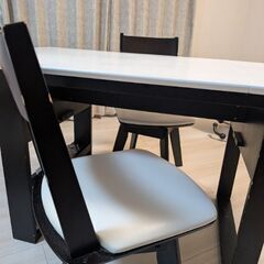 ダイニングテーブル、チェア2脚の画像