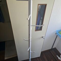 [取引中]白色のコートハンガー（スタンドタイプ）