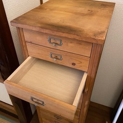 おしゃれさん必見！アンティークチェストの画像