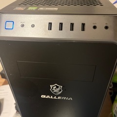 ゲームミングパソコンと周辺機器の画像