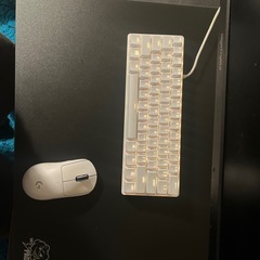 ゲームミングパソコンと周辺機器の画像