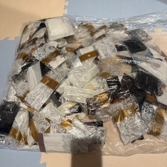 大量のホテル用歯ブラシ、歯磨き粉、櫛、カミソリなどの画像