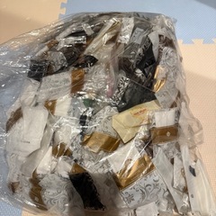 大量のホテル用歯ブラシ、歯磨き粉、櫛、カミソリなどの画像