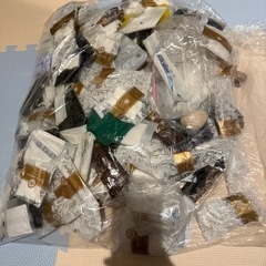 大量のホテル用歯ブラシ、歯磨き粉、櫛、カミソリなどの画像