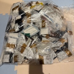 大量のホテル用歯ブラシ、歯磨き粉、櫛、カミソリなどの画像