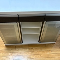 今月末処分。カウンターテーブル兼食器棚の画像