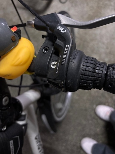 人気の白 24インチ 1年使用 クロスバイク風自転車 (彗月) 大阪の 人気の白 24インチ 1年使用 クロスバイク風自転車 (彗月) 大阪の