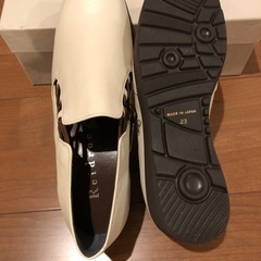【新品・現金受渡し着払い可能】ホワイト ローファー 23.5cmの画像