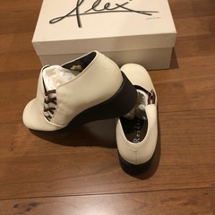 【新品・現金受渡し着払い可能】ホワイト ローファー 23.5cmの画像