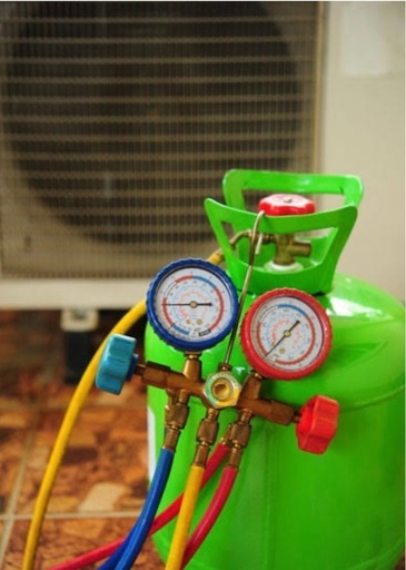 ★夏になる前に！エアコン冷えない　ガス補充します！