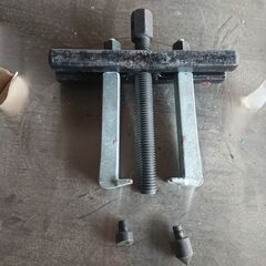 TWIN LEG PULLER　（ARRACHE ROULEMENT ２ GRIFFES）　Doppelsbeine Zieher　車の車高調取付で一度使用の画像
