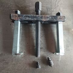 TWIN LEG PULLER　（ARRACHE ROULEMENT ２ GRIFFES）　Doppelsbeine Zieher　車の車高調取付で一度使用の画像