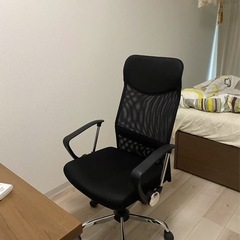 椅子と冷蔵庫
