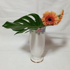 ★	最終値下げ / 純白に花模様の陶器製花瓶(新品未使用)　★