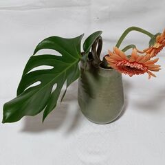 ★	モスグリーンの２口陶器製花瓶(新品未使用)　★