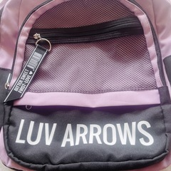 女の子　ワンコイン　多機能リュック　LUV ARROWS パープル　ポケット多 　の画像