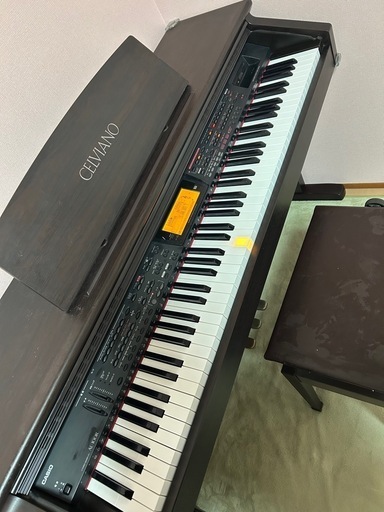 電子ピアノ、楽譜、椅子