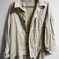 シンプルなベージュのコットンシャツジャケット、