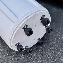 ラバーメイド BRUTE 丸型コンテナ ゴミ箱 121L フタ+キャスター付きの画像