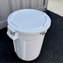 ラバーメイド BRUTE 丸型コンテナ ゴミ箱 121L フタ+キャスター付きの画像