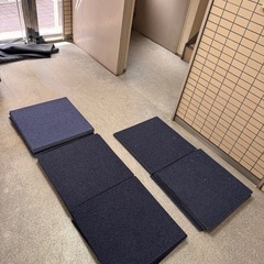 タイルカーペット50x50  47枚　中古の画像
