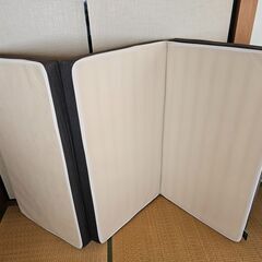 [取引中] ZINUS製の三つ折りマットレス（シングルサイズ）の画像