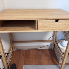 IKEAのドレッサーテーブルとローラー付き椅子