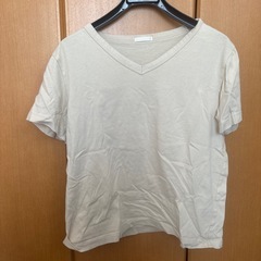 GUＶネックTシャツ