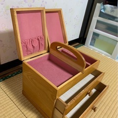 木製の御裁縫箱の画像