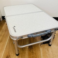 キャンプテーブル