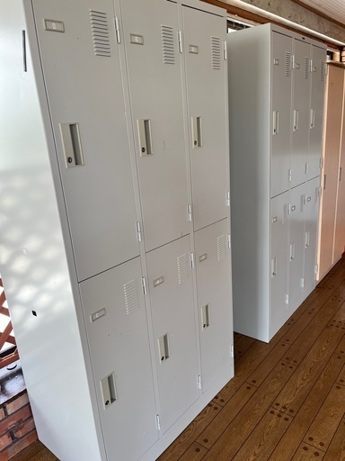 スチールロッカー