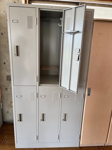 鍵付きスチールロッカー