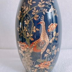 孔雀デザインの陶器花瓶 の画像