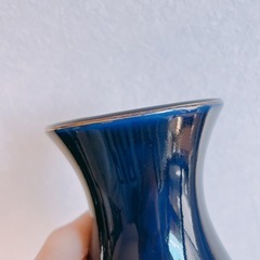 孔雀デザインの陶器花瓶 の画像