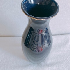 孔雀デザインの陶器花瓶 の画像