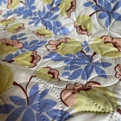 キルティングのソファカバーの画像