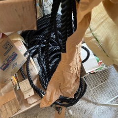 黒くて太いロープ まるまる　丸ごとの画像