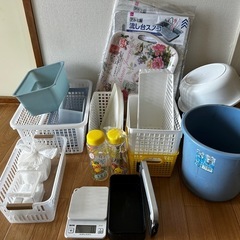 収納、キッチン計り、ゴミ箱、新品のボトル、その他、マッサージ器具...