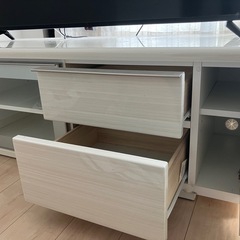 白いテレビボードの画像