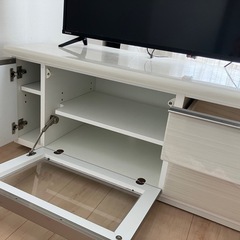 白いテレビボードの画像
