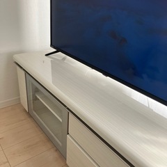 白いテレビボードの画像
