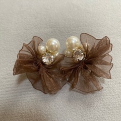 ブラウンリボンとパールのピアス　クリスタルストーン付きの画像