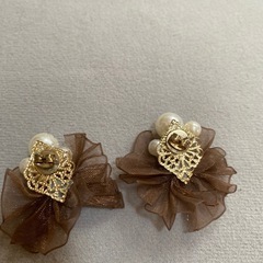 ブラウンリボンとパールのピアス　クリスタルストーン付きの画像