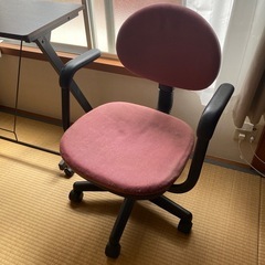【値下げ】キャスター付きデスクと椅子3脚の画像